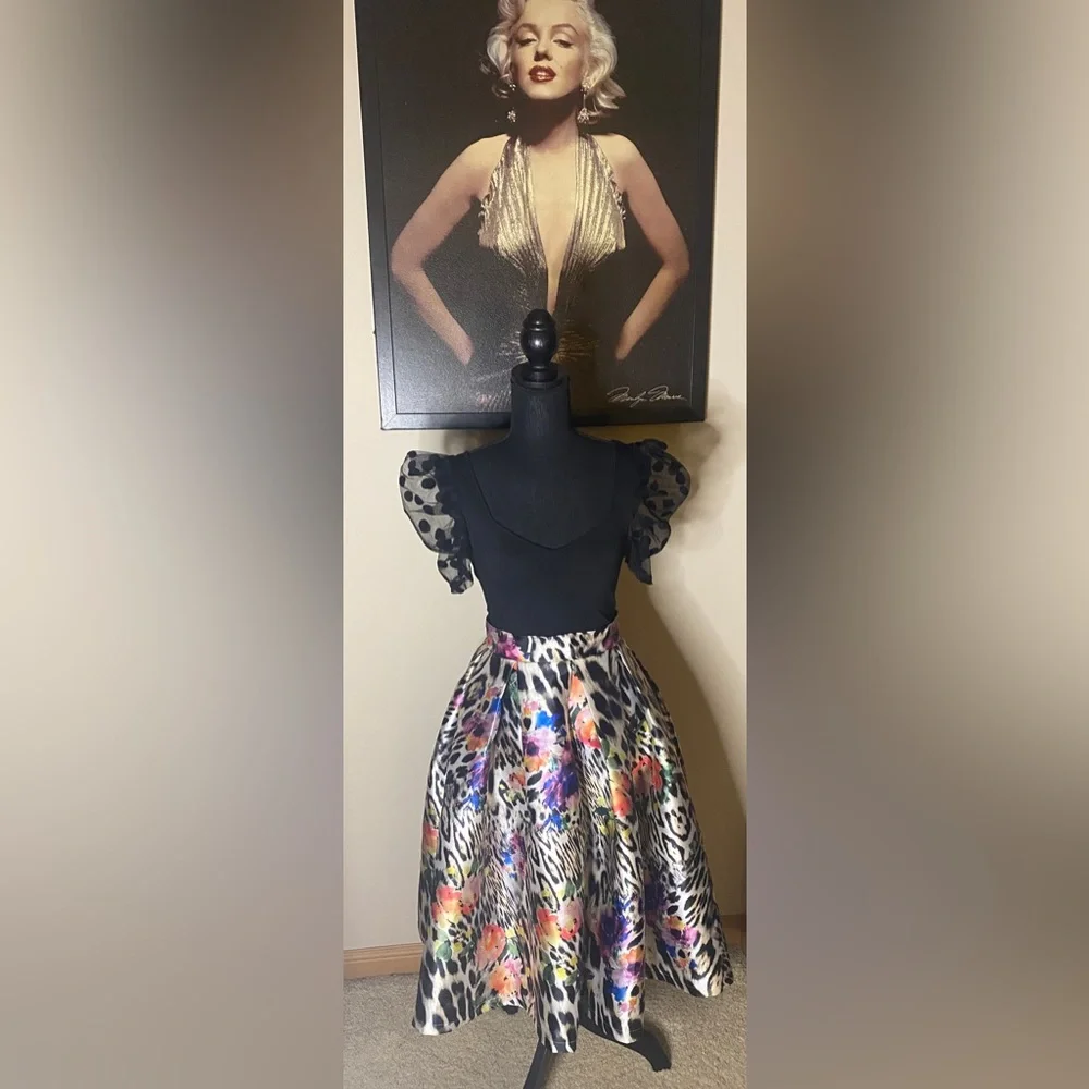 All eyes on you! T &J midi skirt leopard multi print-Size small - Picture 5 of 6